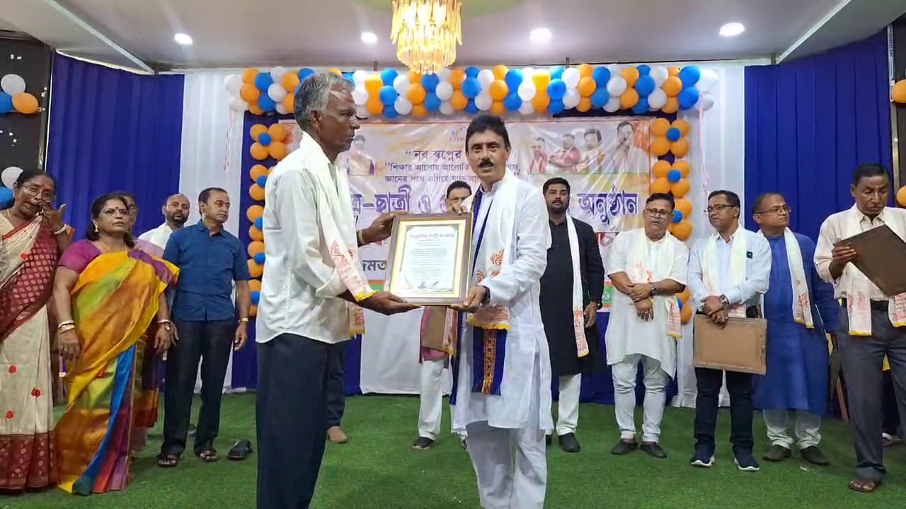 কদমতলায় কৃতি ছাত্র-ছাত্রী ও গুণীজন সংবর্ধনা, চার শতাধিক শিক্ষার্থীকে সম্মাননা।