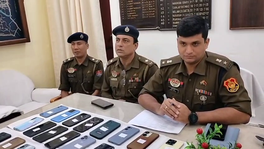 ২৭ টি মোবাইল ফোন উদ্ধার করে  পশ্চিম থানার পুলিশ 