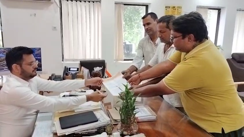  মুখ্যমন্ত্রীর উদ্দেশ্যে ১০ দফা দাবি নিয়ে গোমতীর জেলা শাসকের নিকট ডেপুটেশন