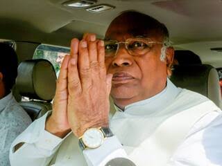 প্রধানমন্ত্রীর বাবাকে কুরুচিকর মন্তব্য,   পুলিশি অভিযোগ খাড়গের বিরুদ্ধে