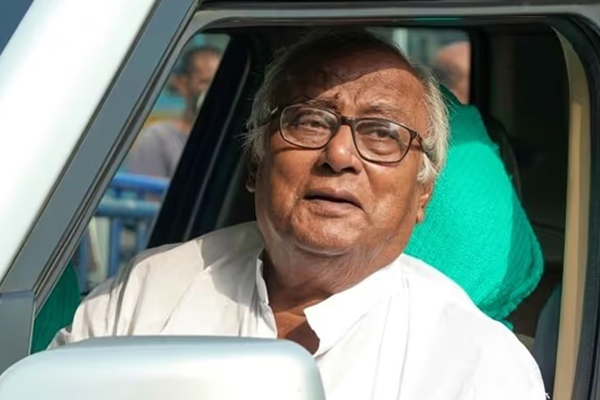 সৌগত রায়কে লক্ষ্য করে ডিম, 