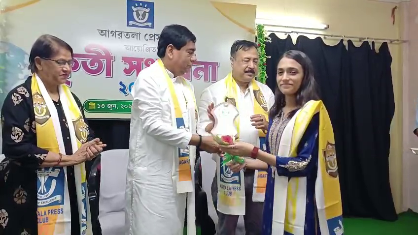 : আগরতলা প্রেস ক্লাবের কৃতী সংবর্ধনা, কৃতীদের সমাজের কাজে এগিয়ে আসার আহ্বান মেয়রের :