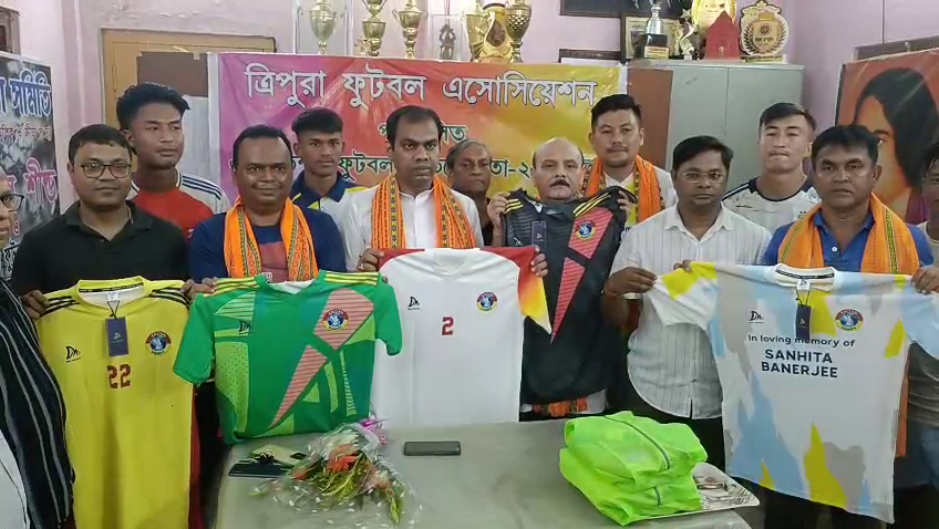 ক্লাবের জার্সি উন্মোচন 