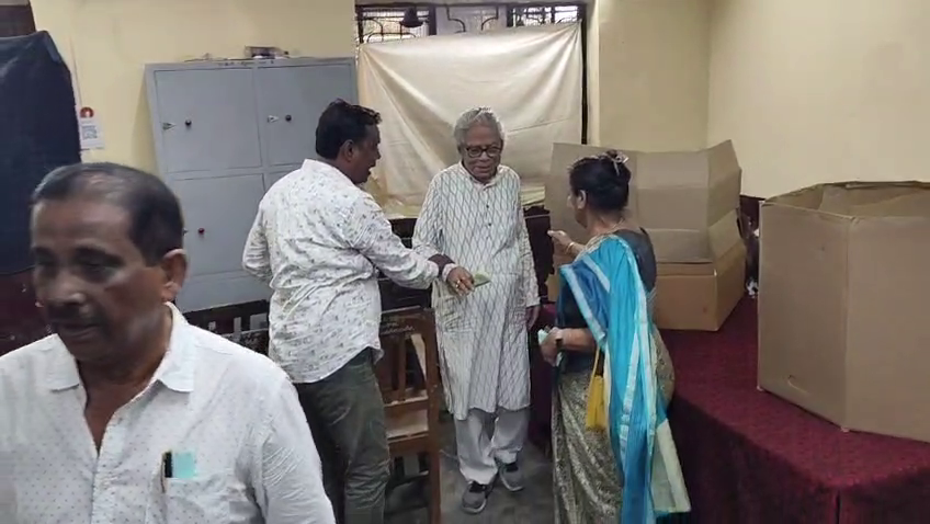  বারের নির্বাচনে ভোট দিলেন প্রাক্তন মুখ্যমন্ত্রী সমীর রঞ্জন বর্মন :