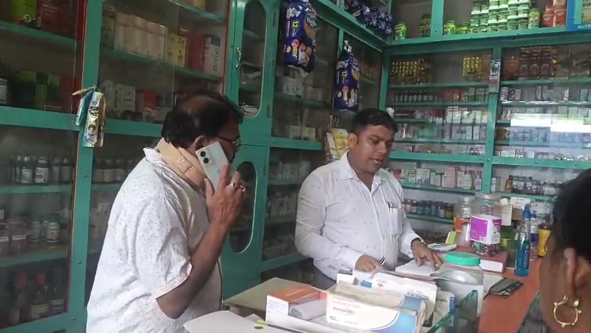 আমবাসায় হঠাৎ ওষুধের দোকানে ড্রাগ ইন্সপেক্টরের অভিযান, 